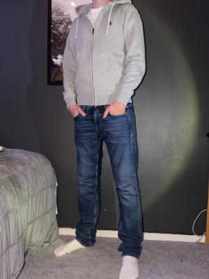 Grå Raplh Laurent hoddie  - Grå Raplh Laurent hoddie få tal gånger använd. Inga tecken på användning. Storlek XS personen på bilden är 177. Pris går att diskutera 