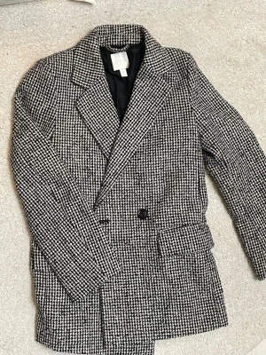 Kavaj  - HM kavaj i bra skick. Snygg med fickor, de är inte uppsprätta än. Lite Baggy modell men det går att knäppa en knapp. Säg till om du vill ha fler bilder eller vill diskutera pris💕