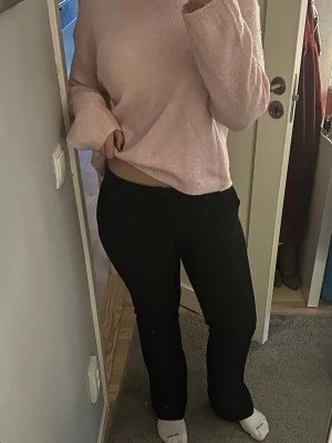 Svarta kostymbyxor från Nelly - Säljer ett par svarta kostymbyxor från Nelly med klassisk rak passform och midja. Byxorna har bälteshällor, knapp och dragkedja framtill. Perfekta till en snygg outfit när du vill känna dig lite extra uppklädd. Köpte på Vinted men passade tyvärr inte mig. 