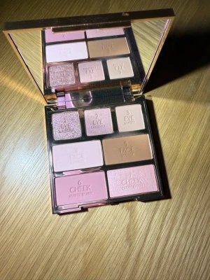 Charlotte Tilbury limited edition - Charlotte Tilbury limited edition palette, med både skuggor, rouge, bronzer och puder. Använd ett par gånger 