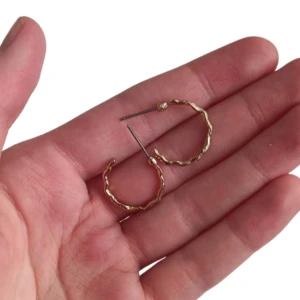 Guldörhängen - Vågiga guldhörhängen. Är i använt men bra skick. Fri frakt vid köp av 3 eller fler smycken/smink prylar