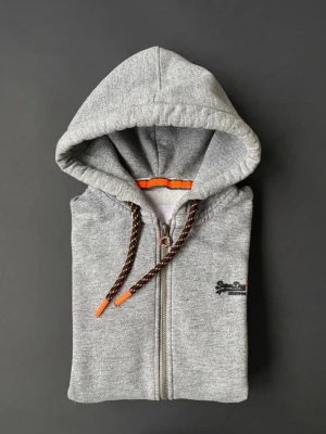 Superdry hoodie - Tjena! Säljer en superdry hoodie. Hoodien är i perfekt skick och har inga tecken på defekter eller slitningar. Priset kan diskuteras, hör av er vid frågor eller funderingar!