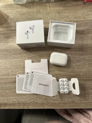 AirPods Pro gen 3(2025) - Beskrivning: Säljer ett par Apple AirPods Pro generation 3 (2025) i mycket gott skick. Hörlurarna är sparsamt använda, väl omhändertagna och fungerar helt felfritt. Perfekt val för dig som vill ha Apples senaste teknik inom trådlöst ljud till ett bättre pris.  AirPods Pro Gen 3 erbjuder exceptionell ljudkvalitet, förbättrad aktiv brusreducering och ett naturligt transparensläge som gör att du hör omgivningen tydligt när du behöver. De sitter bekvämt i öronen även vid längre användning och är per
