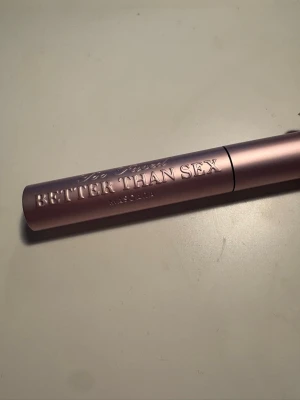 Too Faced Better Than Sex Mascara - Too faces Better than sex mascara. Helt ny, oanvänd och oöppnad. Fick i julklapp men jag använder inte mascara. Nypris: 389