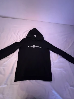 Sail racing hoodie - Säljer min sail racing hoodie då den ej används längre därför för det låga priset köp gärna 