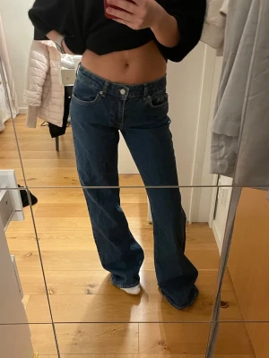 NAKD jeans - Nyskick! Säljer då de inte passar, de är för långa för mig som är 163cm.. skulle säga att de passar en 36 då de är stora i storleken. Storleken i byxorna är 34 