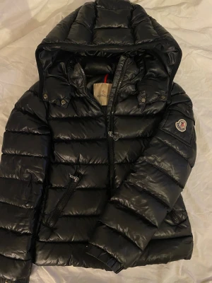 Bady Moncler Jacka - Säljer min fina moncler jacka. Storlek 14y, nypris 9800kr. Inga defekter. Kan sänka priset vid intresserade 