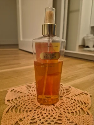 Amber Romance Fragrance Mist 250ml - Amber Romance från Victoria's Secret är en fräsch body mist med inslag av amber och crème anglaise. Innehåller aloe vera och kamomill för en lugnande känsla. Volym: 250 ml.