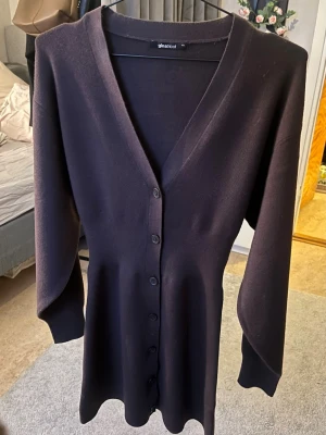 Stickad mörkbrun långärmad klänning, Gina Tricot - Säljer min mörkbruna långärmade klänning från Gina Tricot i storlek XS, i nyskick (endast testad). Nypris 599kr