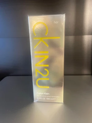 Calvin Klein CK IN2U Her EdT 100ml - Fräsch eau de toilette från Calvin Klein, 100 ml. Ingredienser inkluderar alkohol, vatten, limonene, geraniol och jojoba esters. Tillverkad i Spanien. Perfekt för dig som vill ha en modern och ungdomlig doft i din samling.