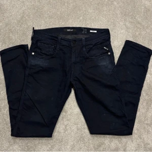 Replay Anbass mörkblå jeans herr - Säljer dessa mörkbla Replay Anbass jeans (slimfit)! Jeansen är i bra skick, inga defekter men släpper de för en steal, size 31/32. Skriv vid funderingar.