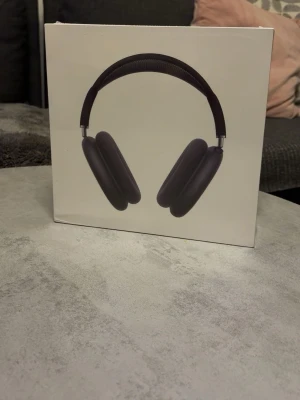 Apple AirPods Max Midnight - Säljer ett par helt nya Apple AirPods Max i färgen Midnight, modell A3184. Förpackningen är obruten och inkluderar Smart Case och USB-C. Perfekt för dig som söker premium over-ear hörlurar med fantastisk ljudkvalitet och aktiv brusreducering.