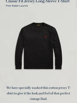 Svart långärmad t-shirt Polo Ralph Lauren - Klassisk svart långärmad t-shirt från Polo Ralph Lauren i bomull. Tröjan har rund halsringning och den ikoniska röda broderade polospelaren på bröstet. Perfekt basic-plagg med clean look och skön passform.