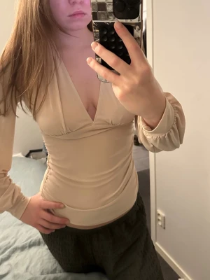 Beige v-ringad långärmad topp - Super fin! Aldrig använd. 