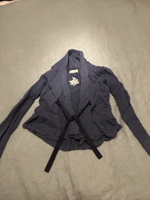 Mörkblå omlottkofta Odd Molly - Supersöt Odd Molly kofta 