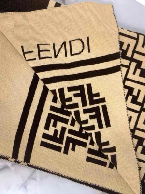 Beige och brun stickad väst  - Västen har en grafisk, rutliknande design och tydlig logga upptill. Perfekt för dig som vill ha en statement piece med lyxig känsla.