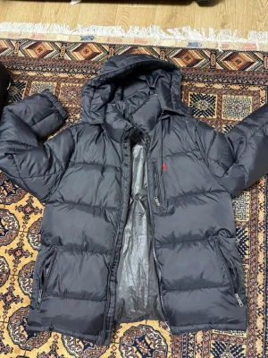 Ralph lauren jacka  - Säljer min Ralph lauren jacka jag har haft sen förra året och den är tvär varm, alltså bastu inuti. Den är extremt bra och håller en riktigt varm och det är omöjligt och frysa i denna fantastiska jacka. 
