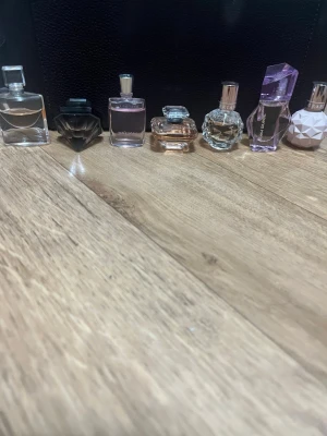 Mini parfymer till salu ! 5 ml - Samling med fem snygga mini parfymflaskor från populära märken som Lancôme och Ariana Grande. Perfekt för dig som vill testa olika dofter eller samla på coola mini parfymer på bara 5ml :) några är använda några bara testade därav det billiga priset. 