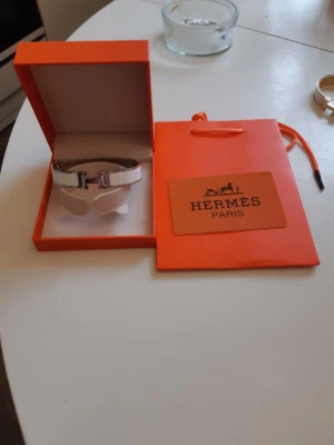 Hermes armband  - Bilderna visar ett Hermès-armband i originalförpackning