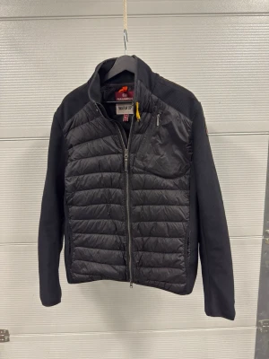 Parajumper Warm Up  - En cardigan från Parajumpers modell Warm Up i väldigt bra skick använd några gånger! Storlek XL. Självklart äkta. Hör av er vid frågor! Modellen är 188 och väger 77kg (passar större) 