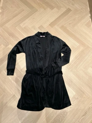 Svart sammetsmorgonrock Hunkemöller - Säljer denna sköna och gulliga morgonrocken från hunkemöller i st xs/s vanligtvis kostar den mellan 600-700 så säljer för 300 vilket är toppen pris. Denna är även helt oanvänd. Skriv om ni vill ha bild på💕pris kan diskuteras