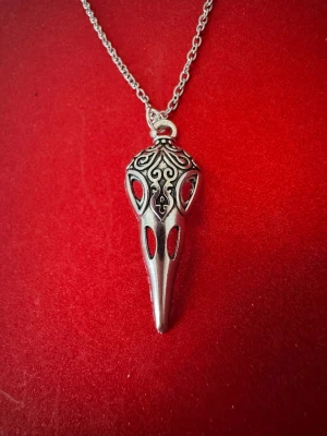 Halsband silvrig döskalle - Halsband som inte är i äkta silver/guld. Kedja är oftast 50cm men kan ibland komma i 45cm. Kedja är rostfritt stål, berlock oftast i zinklegering men kan även det i vissa fall vara rostfritt stål. Be gärna om mått på berlock om detta är viktigt då bilderna är missvisande när det gäller hur stora dom är! 🌹❤️  Allt är nytt även om de kan stå ”mycket bra skick” , detta mest för att Vinted inte ska fundera på varför jag bara har nya saker .  Bud accepteras inte 🥰🌹