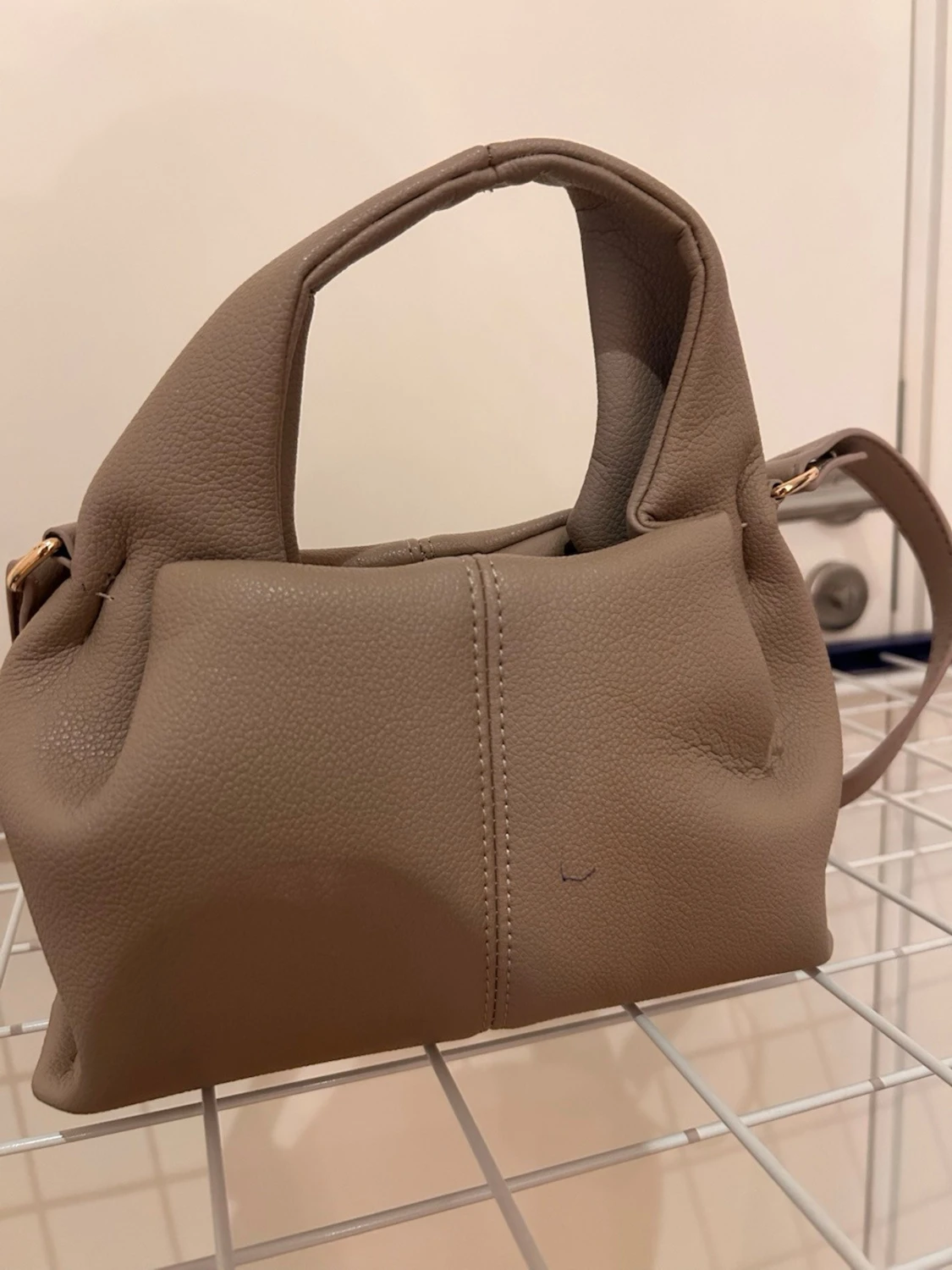 Beige axelväska i skinnimitation - 1