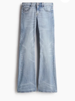 Flared low jeans ljus blå - Säljer ett par ljusblå bootcut jeans från hm som är både low waist och utsvängda 