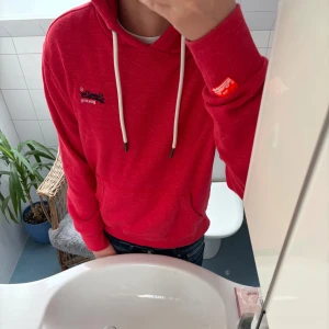 Superdry hoodie  - Tja! Säljer en sjukt snygg Superdry Hoodie. Otroligt skönt material och väldigt bra passform. 10/10 Skick inga defekter inget. Hör av dig om du har någon fundering! Lager utrensning därav det låga priset!