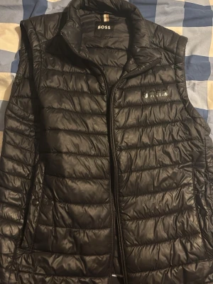 Boss väst - Säljer en boss väst i bra skick. Inte använd så mycket.