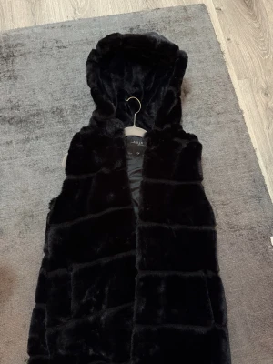 Päls väst med luva  - Mysig väst