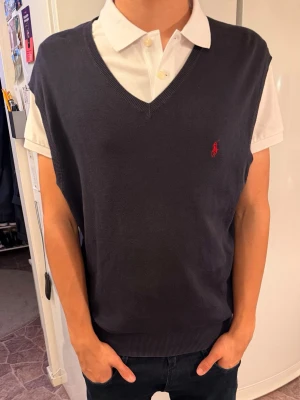 Ralph Lauren tröja -   Ralph Lauren tröja   Skick enligt bild  Modellen är 180 cm