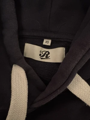 Russemerch hoodie - Säljer min mörkblåa russemerch hoodie, den kommer tyvärr inte till användning. Jätte bra skick, skriv för fler bilder😁