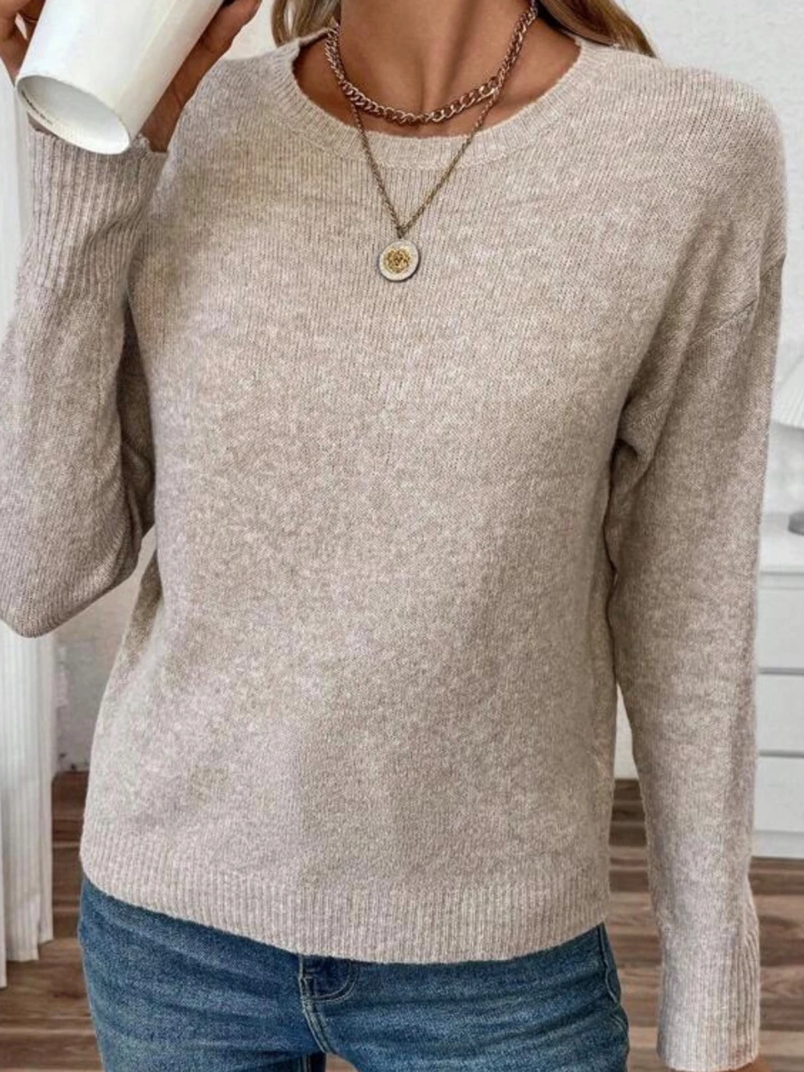 Beige stickad tröja med rund hals