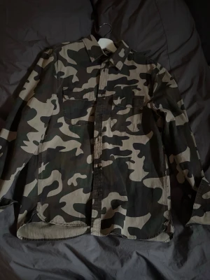 Camo overshirt/skjorta - Schysst overshirt/skjorta från Hm