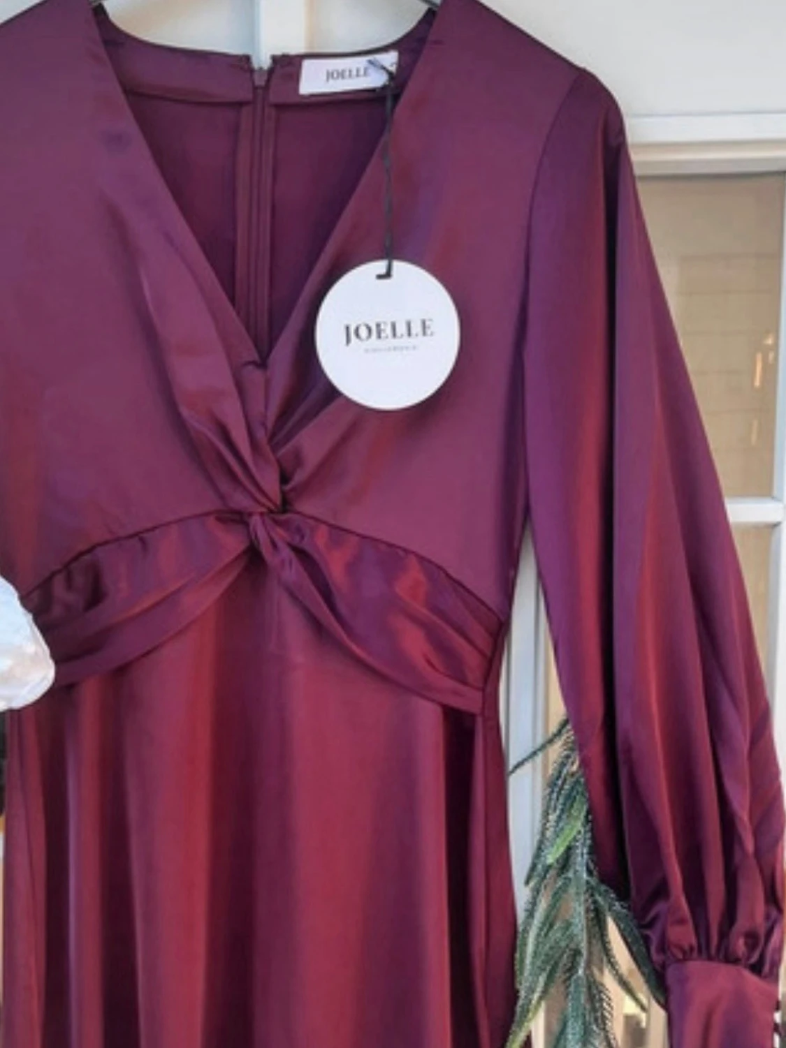 Vinröd långklänning från Joelle