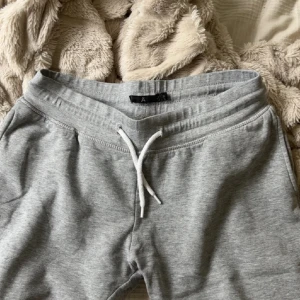 Grå mjukisbyxor - Lowwaist mjukisbyxor från Åhléns. 💗