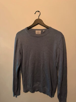Blå stickad tröja från Bläck - En stilren blå stickad tröja från Bläck i storlek S. 