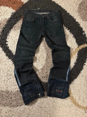 Levis 501 Bootcut Made - Measurements (laid flat): 	•	Midja: 43 cm 	•	lår bredd: 26–27 cm 	•	Längd: 113 cm 	•	Nedre bredd (vid benslutet): 25.5 cm  Kondition: 8/10  Fraktar samma dag eller dagen efter✅  swag rap streetwear baggy vintage skate hiphop y2k affliction archive underground avant garde japan style OG 2000s flared washed affliction jeans drip oldmoney denim