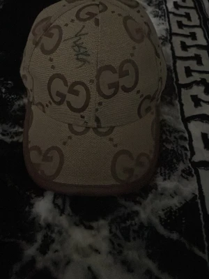 GG keps signerad av Y4ska - Jag har inte använt den så mycket men den är signerad av Y4ska jag har bild och video för bevis 