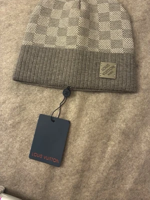 Mössa  - Säljer den här mössan eftersom jag inte har användning av den, väldigt bra skick aldrig använd den förr. Pris går att diskutera vid snabb affär 