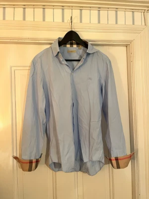 Ljusblå skjorta från Burberry Brit - Ljusblå burberry Brit skjorta i storlek M, grymt skick passar 180!