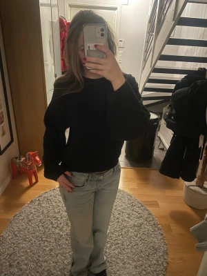 Svart stickad tröja från H&M Divided - Trendig mysig svart stickad tröja från H&M Divided i storlek S. Perfekt att slänga på sig när det är kyligt ute. Passar allt!