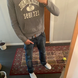 Abercrombie & Fitch Hoodie - Hej! Säljer nu denna fina gråa hoodie i märket Abercrombie & Fitch! På lappen står det strl M men misstänker att det är nån form av barnstorlek, jag tycker det sitter som en XS tröja men med tanke på det det minskar jag priset en aning! Modellen på första bilden är 173 och tröjan är för liten! Hör av dig vid minsta fråga!:)  Måttet tvärs över bröstet är 40 och längden är 58 från axeln och ner! 
