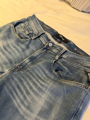 Replay Anbass ljusblå jeans - Replay Anbass jeans - Slim fit passform - Storlek W31/L32 - Nypris 1800kr - skriv vid frågor och funderingar!🕺