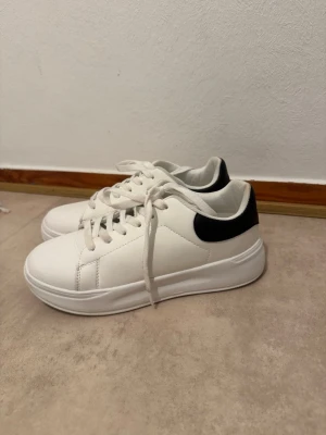 Vita sneakers - Perfekta för dig som ska ta studenten nu och vill ha ett par enkla skor att springa ut i!!  Använda 1 GÅNG! Köpta för 167kr från SHEIN… de är i storlek 39. 