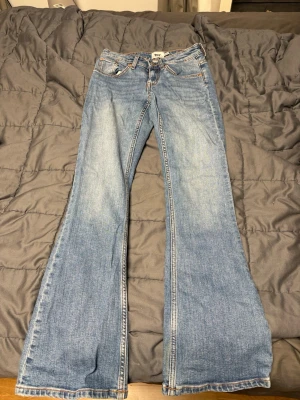 Blå bootcut jeans från 157, XXS short - Bootcut jeans från 157 i ljusblå tvätt med låg midja. 