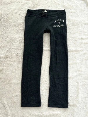 Abercrombie & fitch lågmidjade byxor  - Ett par lågmidjade byxor från Abercrombie & fitch i storlek S. Rakt över midjemått: ca 40cm. Innebenslängd: ca 76cm. Jag fraktar inom 24h. Se liknande plagg i min profil!