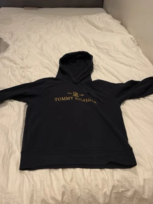 Tommy Hilfiger hoodie - Fin hoddie i storlek XS sitter fint säljer pga jag har växt ur den, märke Tommy Hilfiger