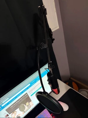 mikrofon - USB-mikrofon med RGB-belysning, justerbar arm, popfilter och volymkontroller. Perfekt för streaming, podcast eller gaming. Komplett med USB-kabel och tillbehör. Ser ut att vara i mycket gott skick utan synligt slitage. Varan är helt ny, kartongen finns kvar. Anledningen till att säljer den är att fick en bättre i julklapp.